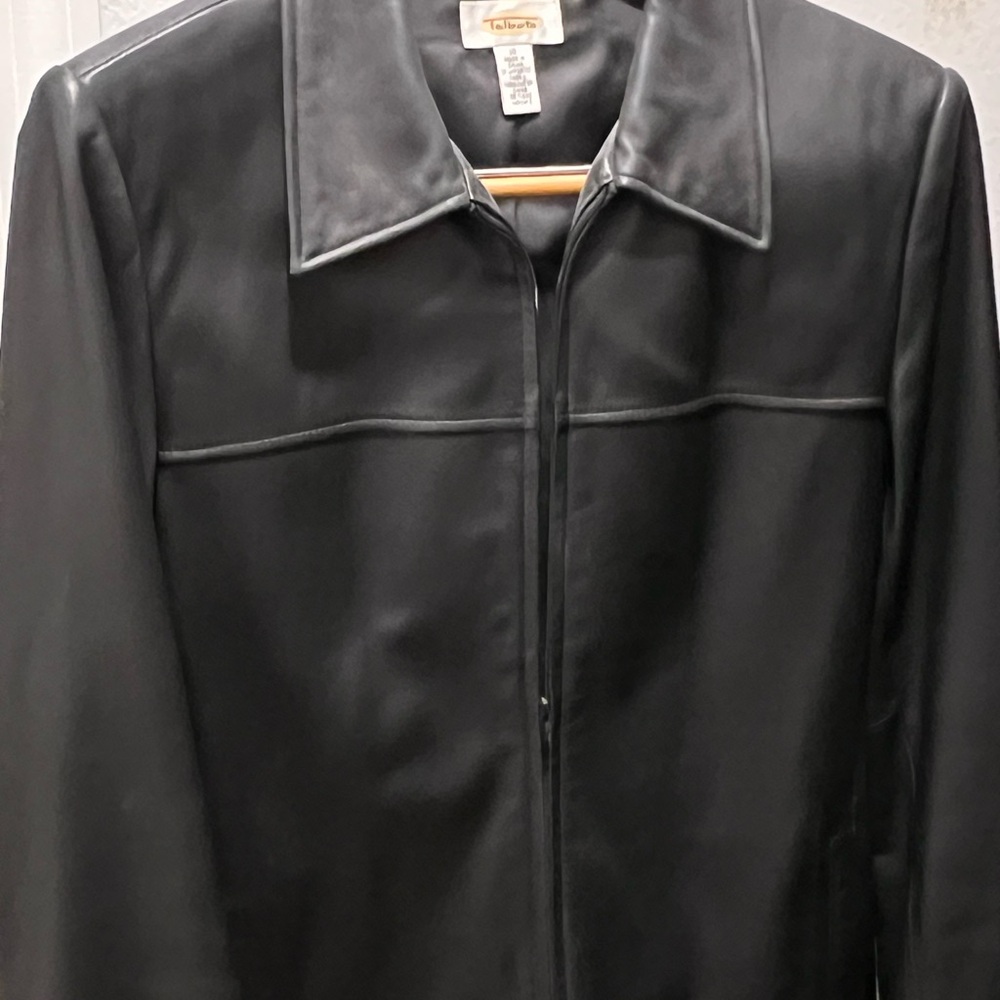 Talbots Black Leather Jacket with Sleek Zip-Up Design